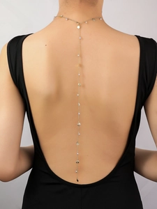 Vista trasera detallada de un collar largo de espalda en oro de 14K con perlas y hojas