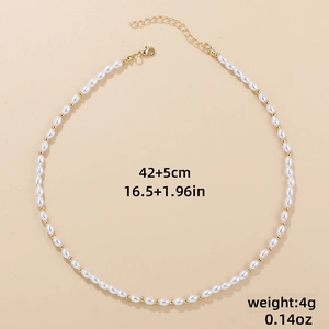 Détail du collier de perles montrant la longueur de 42 cm et le fermoir mousqueton ajustable