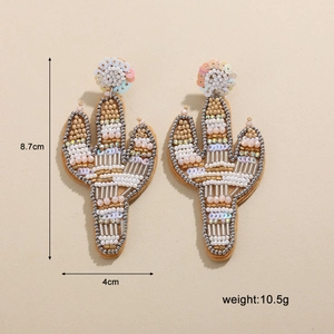 Détail de boucles d'oreilles cactus en perles faites main, dimensions 8,7cm et poids 10,5g