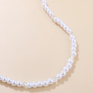 Vue macro détaillée de perles blanches et de perles facettées sur un collier élégant