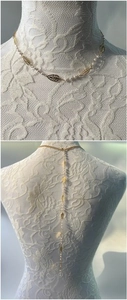 Vista detallada del collar de hojas de oro de 14K y perlas con vista frontal y trasera