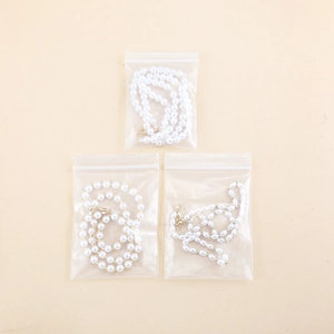 Détails de colliers de perles à trois couches emballés dans des sacs en plastique