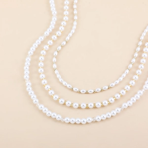 Collier Élégant en Künstliche Perles d'Imitation pour Femmes Collier Choker Multicouche à Künstliche Perles Dorées pour Mariage Bijoux Ajustables