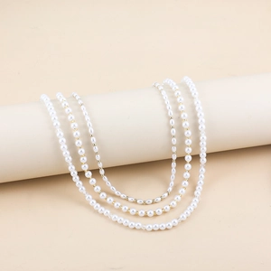 Ensemble de colliers de perles rondes multicouches avec perles dorées sur support