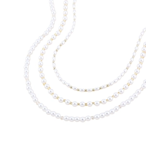 Élégant collier de perles multicouche avec perles d'espacement dorées sur fond blanc