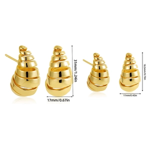 Pendientes de gota en espiral dorados en dos tamaños con acabado metálico brillante