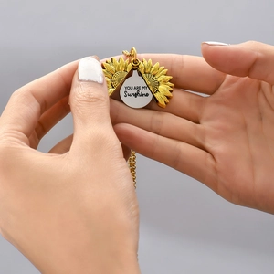 Gouden zonnebloem medaillon ketting met You Are My Sunshine gravure op zilveren schijf