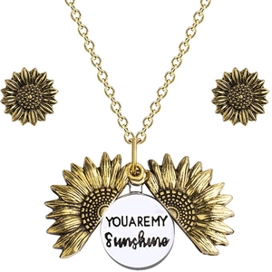 Gouden zonnebloem sieradenset met een openklappende hanger en bijpassende knopoorbellen