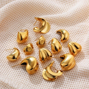 Detalle de pendientes de gota irregulares y aros geométricos chapados en oro de 18 quilates