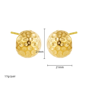 Boucles d'oreilles clous ailes dorées 18K avec diamètre 21mm et texture martelée