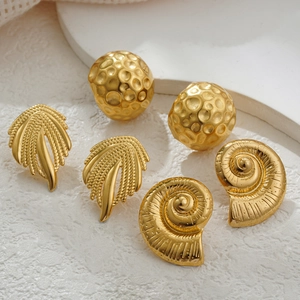 Boucles d'Oreilles Clous en Acier Inoxydable Plaqué Or 18K Exagérées pour Femmes Bijoux de Mode Forme Aile Conque