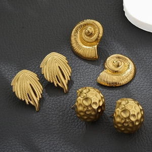 Lot de trois paires de boucles d'oreilles dorées 18K aux motifs plumes, coquillages et billes