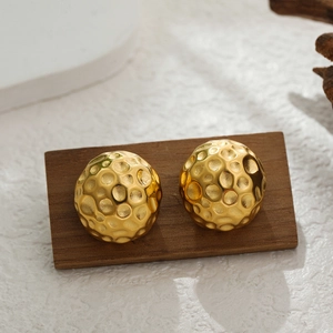 Détail des boucles d'oreilles plaquées or 18 carats avec une texture martelée unique
