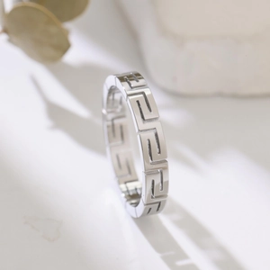 Anello in argento con motivo a meandro e design geometrico cavo su base di pietra