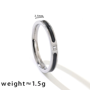 Détail de la bague en acier titane émaillé noir 2,5mm avec un cristal central serti