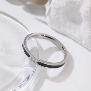 Bague minimaliste en acier argenté avec émail noir et zircon sur pierre blanche