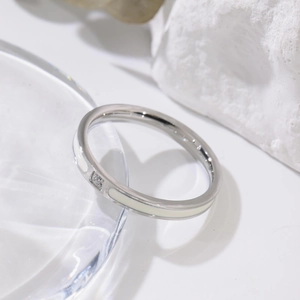 Bague minimaliste en titane argenté avec émail blanc et diamant sur surface en pierre