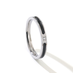 Gros plan détaillé d'une bague en acier titane argenté avec émail noir et oxyde de zirconium