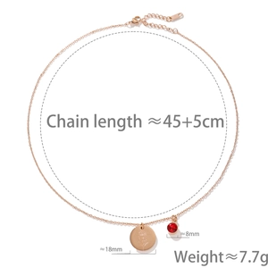 Collier en titane or rose avec pendentif fleur gravé et breloque en zircon rouge