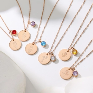 Parure de colliers fleurs de naissance en or rose avec zircons et pendentifs gravés au laser