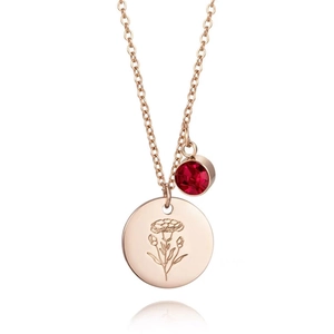 Détail du collier en or rose avec gravure d'œillet et pendentif en zircon rouge