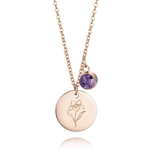 Détail d'un collier en or rose avec pendentif fleur gravé et pierre de zircon violette