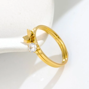 Elegante anello in titanio dorato con farfalla opaca e pietra di zircone bianco lucido