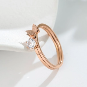 Anello a doppio strato in oro rosa con farfalla e zircone scintillante dal design elegante