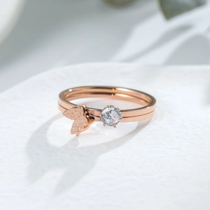 Dettaglio dell'anello in oro rosa con farfalla satinata e brillante pietra di zircone