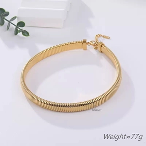 Detailopname van 16mm gouden choker met metalen textuur en verstelbare sluiting