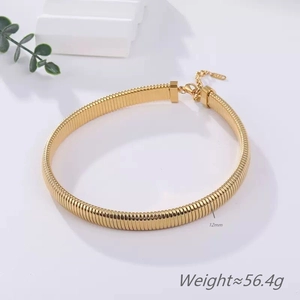 Detail van 12 mm Tubogas vergulde ketting met karabijnsluiting en verlengketting