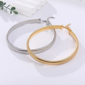 Detail van platte slangenkettingen in goud en zilver met karabijnsluiting en verstelbare ketting
