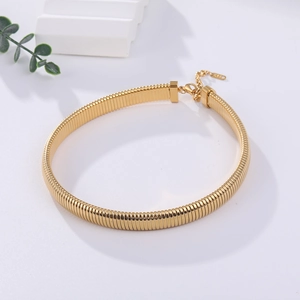 Elegante 18K vergulde roestvrijstalen omega choker met platte slangenbot ketting textuur