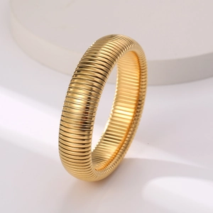 Luxe 18K vergulde Tubogas armband met een gepolijste, geribbelde metalen textuur