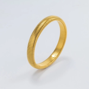 Detail van de gouden Tubogas spiraalstructuur op gepolijste roestvrijstalen armband