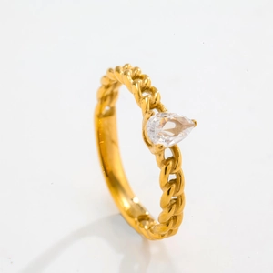 Detalle de anillo de cadena bañado en oro de 18K con una circonita en forma de gota