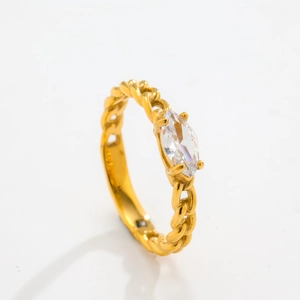 Detalle de anillo de cadena en oro 18K con circón marquesa engastado en cuatro garras