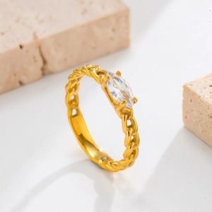 Anillo de cadena en acero chapado oro 18K con circón marquesa sobre piedra beige