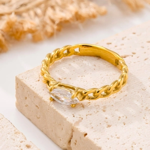 Vista de cerca de anillo de cadena bañado en oro 18K con circonita marquesa sobre piedra