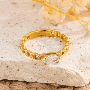 Anillo de eslabones en oro de 18K con una circonita de corte marquesa elegante