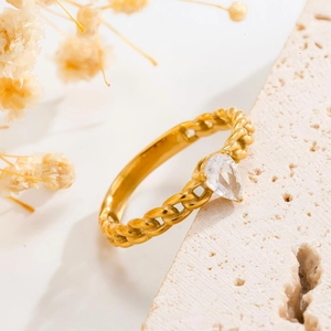 Anillo de cadena bañado en oro 18K con circonita en forma de pera sobre piedra
