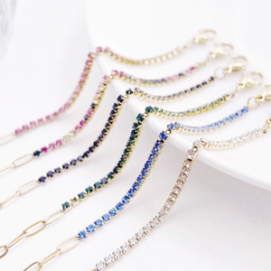 Detailopname van veelkleurige zirkoon tennisarmbanden met 18K goudlaag en karabijnsluiting