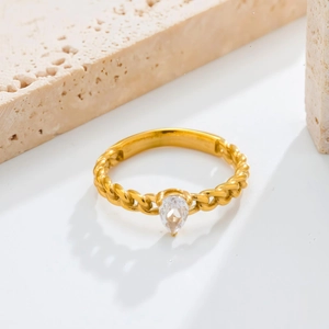Detalle de un anillo de cadena bañado en oro de 18K con una circonita en forma de pera