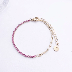 Detail van 18K vergulde armband met roze zirkonia en paperclipvormige schakels