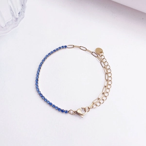 18K vergulde roestvrijstalen armband met blauwe zirkoonkristallen op witte achtergrond