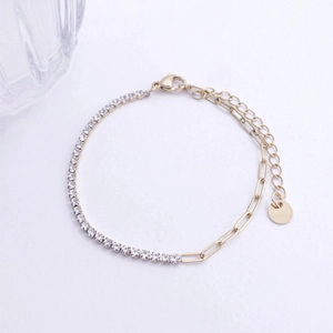 Detail van 18K vergulde roestvrijstalen armband met zirkoon tennisketting en paperclip-schakels