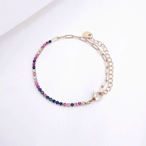 Detailoverzicht van de 18K vergulde armband met gekleurde zirkoonstenen en karabijnsluiting