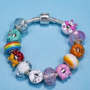 Bracelet à breloques beignets de dessin animé colorés avec perles en verre et arc-en-ciel
