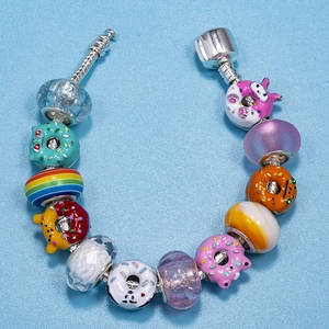 Bracelet à breloques DIY avec perles donuts et breloques émaillées sur chaîne serpent argent