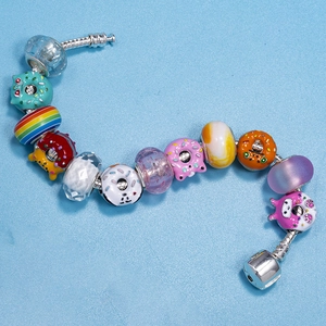 Bracelet perles donuts colorés avec rayures arc-en-ciel et verre sur chaîne serpent argent